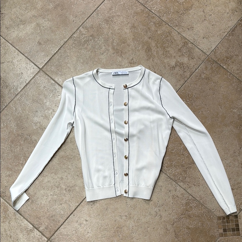 ZARA White Button-Up Women's Sweater with black lining